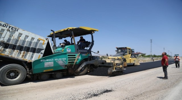 Turan Mahallesine yeni yollar açılarak asfaltlanıyor