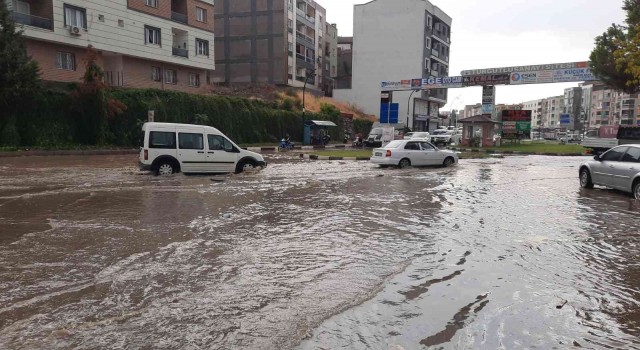 Turgutluda sağanak yağış yolları göle çevirdi