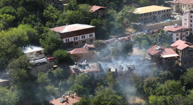 Turistik ilçe Kemaliyede 5 kültürel varlık statüsündeki tarihi evin yandığı yangın söndürüldü