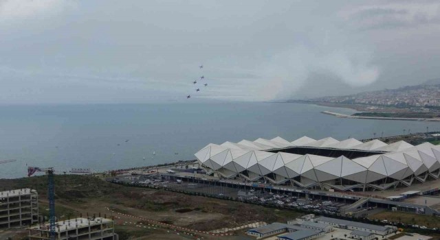 Türk Yıldızlarının Trabzon semalarındaki gösteri uçuşu nefes kesti