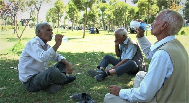 Türkiyenin batısı yağışla boğuşurken Şanlıurfa sıcaktan kavruluyor