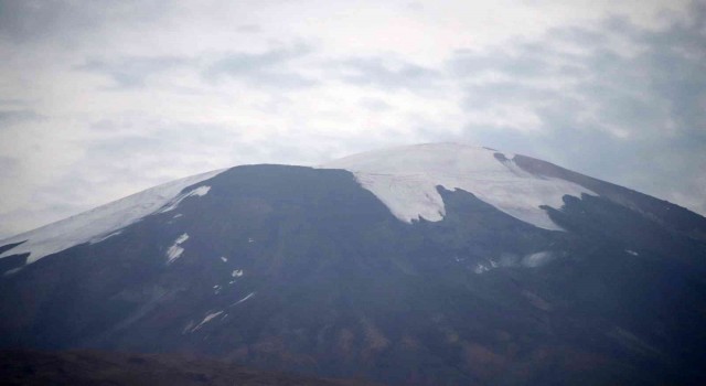 Türkiyenin en yüksek zirvesindeki buzullar eriyor