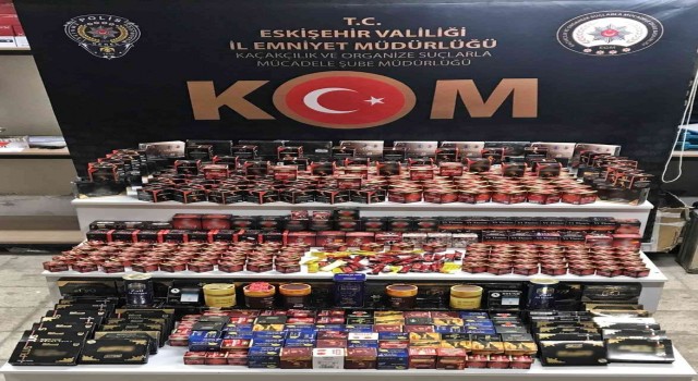 Tütün mamulleriyle birlikte binlerce cinsel içerikli ürün ele geçirildi