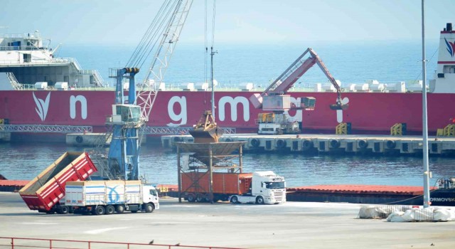 Ukraynadan gelen gemideki 3 bin 50 ton buğday kamyonlara aktarılıyor