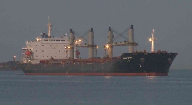 Ukraynadan yola çıkan tahıl yüklü iki gemi ‘Glory ve ‘Riva Wind İstanbul Boğazından geçti
