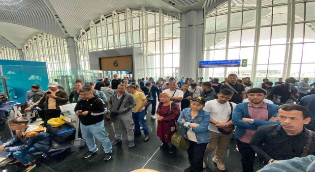 Ülkelerine gidemeyen Türkmen vatandaşları Havalimanında bekliyor
