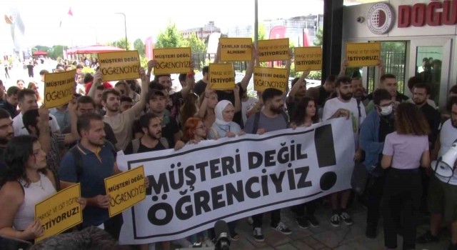 Ümraniyede Doğuş Üniversitesinin öğrencileri öğrenim ücretlerine yapılan zammı protesto etti