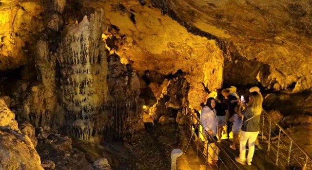 UNESCOnun kültür miras listesinde, serinlemek isteyenler bu mağaraya akın ediyor