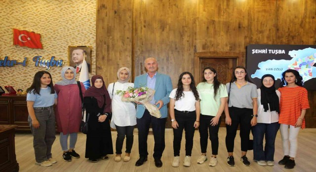Üniversite hayallerine kavuşan öğrencilerden Başkan Akmana teşekkür ziyareti