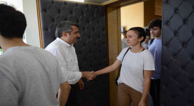 Üniversite kazanan gençlerden Başkan Yılmaza teşekkür ziyareti