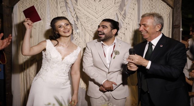 Ünlü sanatçı mutluluğa evet dedi