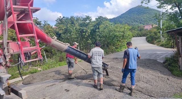 Ünyede beton yol çalışmaları sürüyor