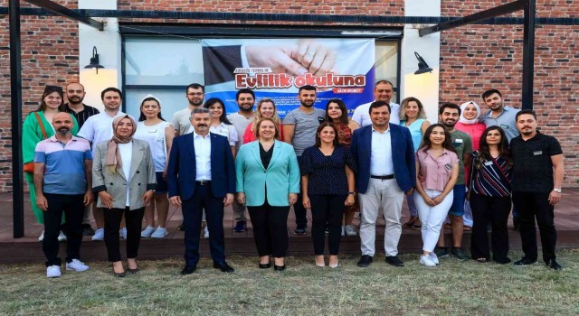 Uşak Belediyesi Evlilik Okulu 3. mezunlarını verdi