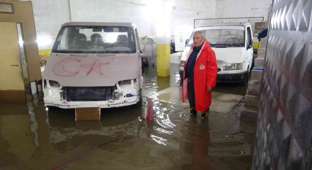 Uşakta şiddetli yağış sonrasında su baskınları yaşandı