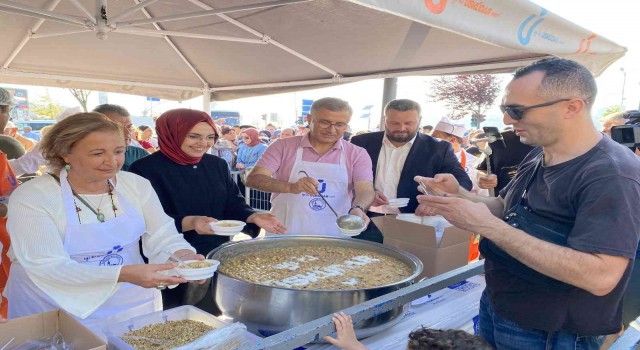 Üsküdarda binlerce kişiye aşure ikram edildi