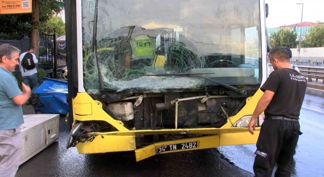 Üsküdarda İETT otobüsü kaza yaptı, otobüsün boş olması faciayı önledi