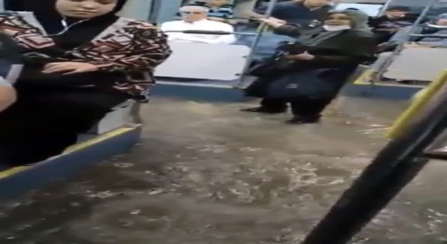Üsküdarda İETT otobüsünü sel bastı, yolcular panikle kaçıştı