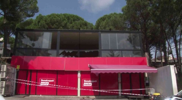 Üsküdarda iş yerinin ikinci kat zemini çöktü, alt kata düşen işçi yaralandı