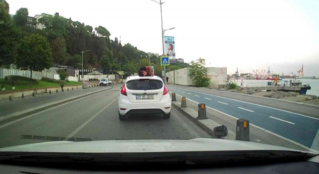 Üsküdarda otomobil üstünde ilginç uyku