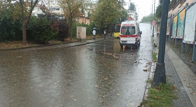 Üsküdarda yollar göle döndü: 1 araç mahsur kaldı, yolcu fenalaştı