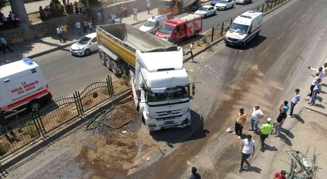 Üst geçidi kullanmak yerine ana yola atladılar: 2si ağır 6 kişi yaralandı