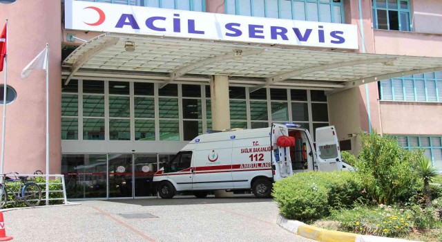 Üzerine demir pencere düşen 20 günlük bebek yaşam savaşı veriyor