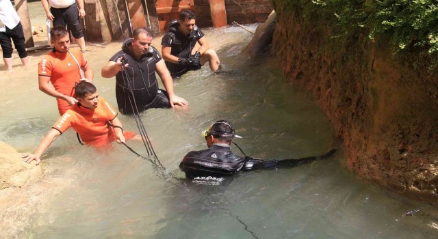 Vadideki suyun altında kayaya sıkışıp ölen çocuğu kurtarma çalışması sürüyor