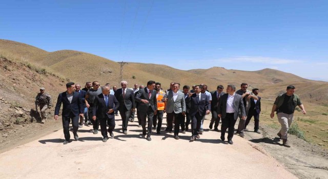 Vali Akbıyık, Türk bayraklarıyla karşılandı