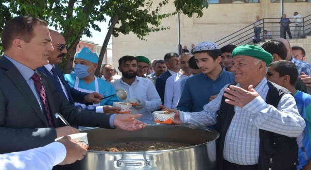 Vali Akbıyıktan vatandaşlara aşure ikramı