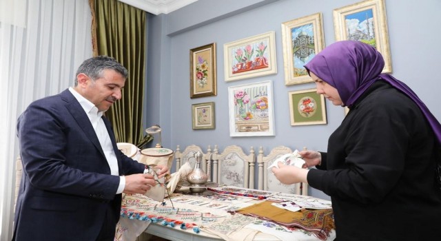 Vali Atay, işleme sanatkarı Dilberin ürünlerini inceledi