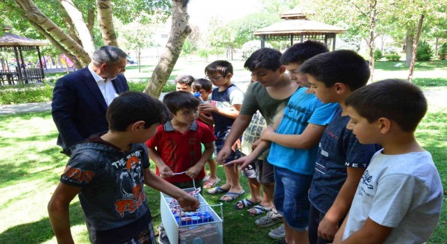 Vali Buhara sıcaklardan bunalan çocuklara dondurma ikram etti