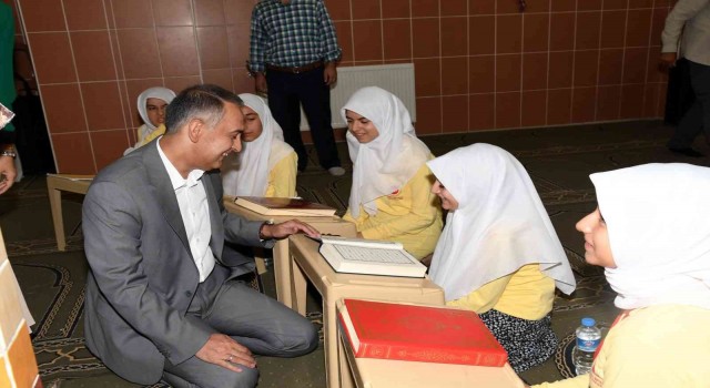 Vali Çuhadar, Kuran kurslarında öğrencilerle bir araya geldi