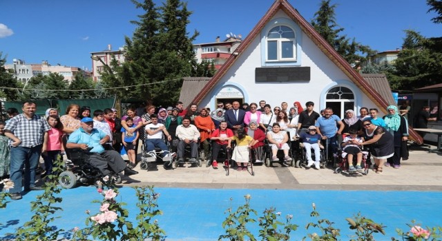 Vali Hatipoğlunun eşi özel çocuklarla doğum günü etkinliğinde bir araya geldi