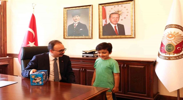 Vali Kızılkaya kaybolan çocuğu ve ailesini makamında ağırladı