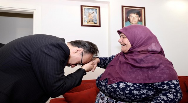 Vali Kızılkaya şehit annesini ziyaret etti