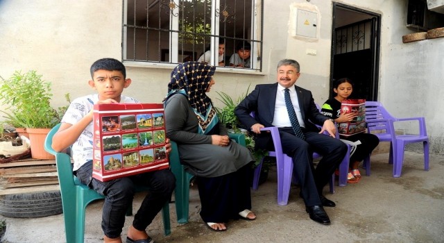 Vali Yılmaz, konuk olduğu ailelerin sorun ve taleplerini dinliyor
