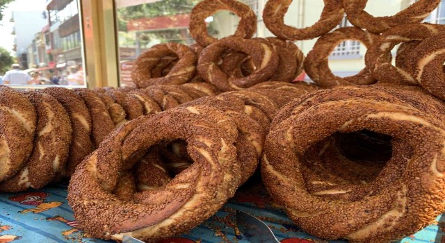 Valiliğin iptal kararının ardından simit tezgahlarda zamsız satılıyor