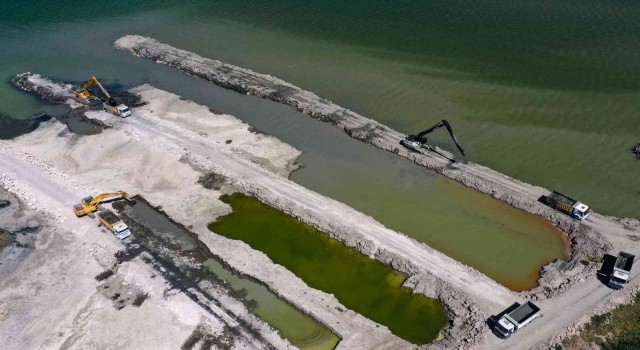 Van Gölündeki dip çamuru temizliği devam ediyor