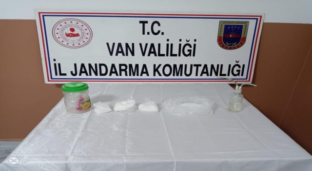 Vanda 1 kilo metamfetamin ele geçirildi