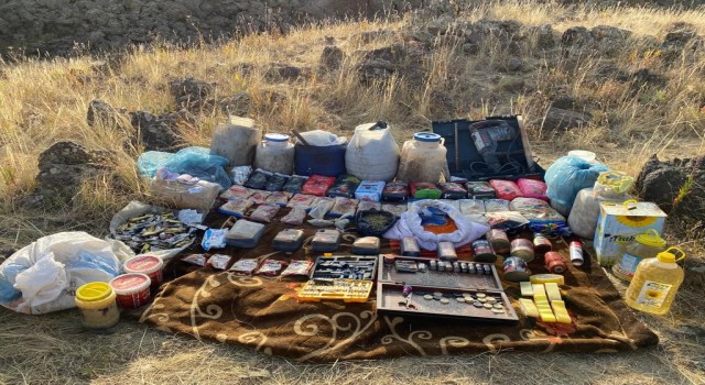 Vanda PKK terör örgütüne ait sığınakta bomba yapımında kullanılan malzeme ele geçirildi