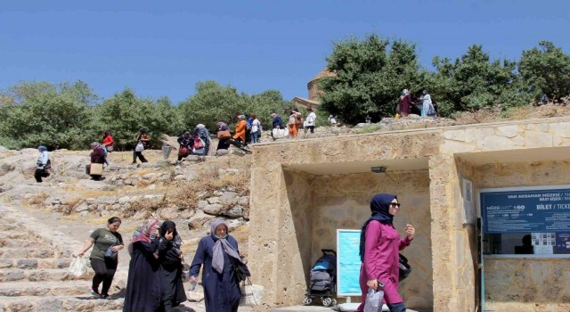 Vanlı kadınlar Akdamar Adasını gezdi