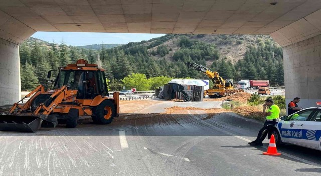 Virajı alamayan kamyon yan yattı