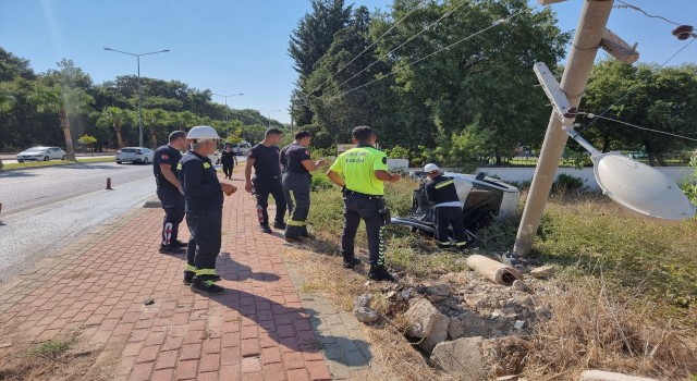Virajı alamayan otomobil elektrik direğini yerinden söktü