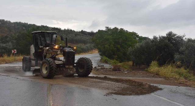 Yağıştan kapanan yolu Gemlik Belediyesi açtı