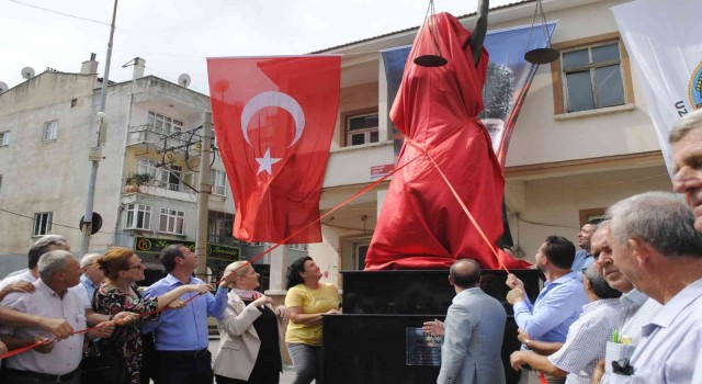 Yakılan Adalet heykelinin yenisi yaptırılarak törenle açıldı