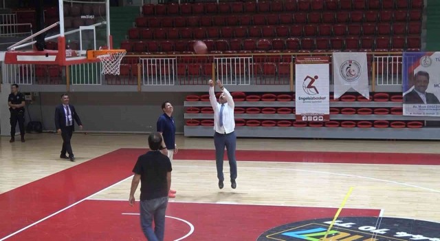 Yalova İl Emniyet Müdürü Toplaoğlundan basketbol şov