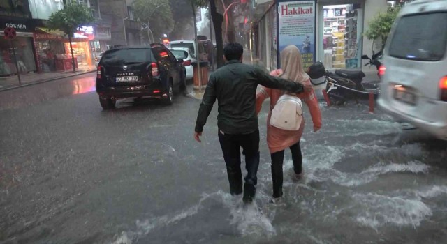 Yalovada sağanak yağış etkili oluyor
