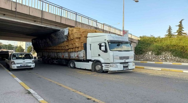 Yalovada saman yüklü tır altgeçide sıkıştı