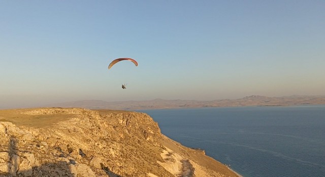 Yamaç paraşütü tutkunlarının yeni adresi Erciş oldu