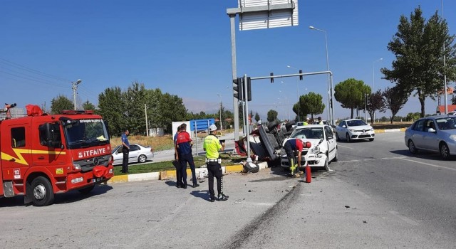 Yan yatan otomobildeki 3 kişi yaralandı